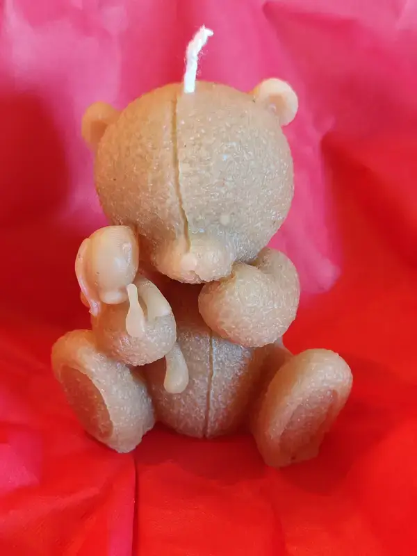 Bougie ourson avec son doudou